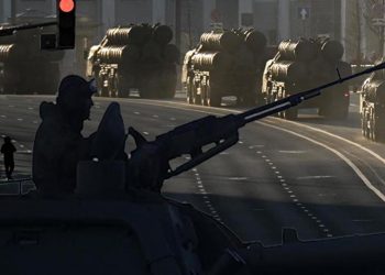 Moskova’dan dikkat çeken manzaralar: Binlerce asker sokağa indi!