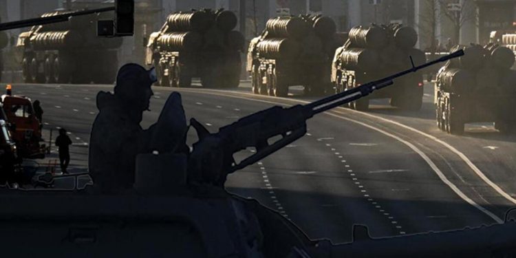 Moskova’dan dikkat çeken manzaralar: Binlerce asker sokağa indi!