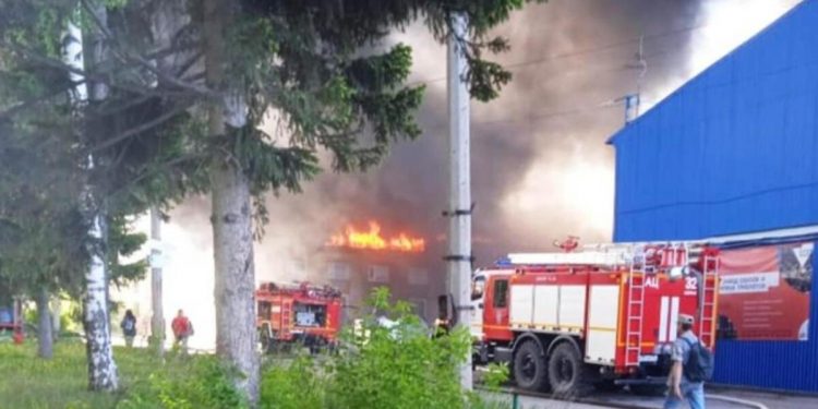 Rusya’da bir yangın daha! 2 bin metrekare alan küle döndü…