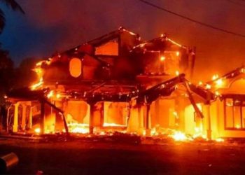 Sri Lanka’dan inanılmaz görüntüler! Başbakanın konutunu yaktılar