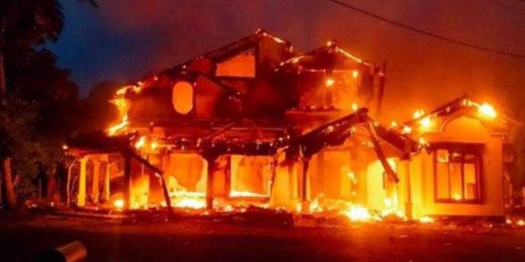 Sri Lanka’dan inanılmaz görüntüler! Başbakanın konutunu yaktılar
