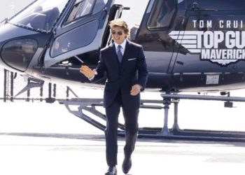 Top Gun prömiyerine helikopterle indi