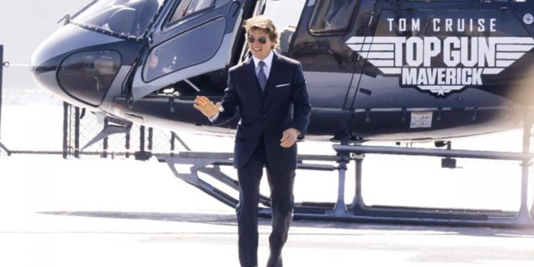 Top Gun prömiyerine helikopterle indi