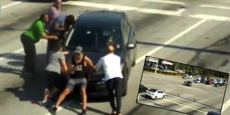 Toplumsal medyada viral oldu: Otomobil kullanırken kötüleşen bayanı bu türlü kurtardılar!