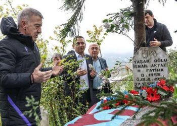 Trabzonspor Lideri Ahmet Ağaoğlu’dan geçmişte vefat eden taraftarların mezarlarına ziyaret