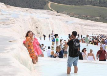 Turistler Pamukkale’ye akın etti