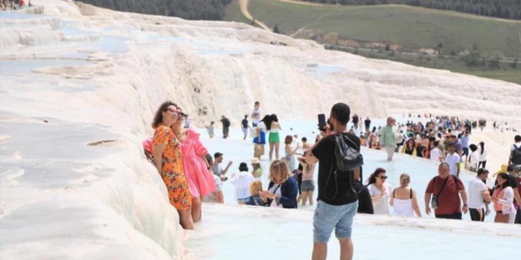 Turistler Pamukkale’ye akın etti