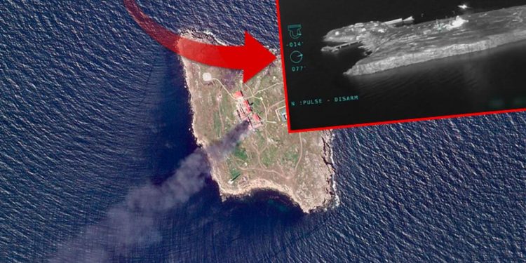 Ukrayna savaş uçakları Yılan Adası’nı vurdu! İşte o anlar