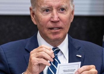 ABD Lideri Biden elinde kopya kağıdıyla yakalandı!