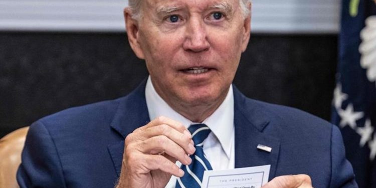 ABD Lideri Biden elinde kopya kağıdıyla yakalandı!