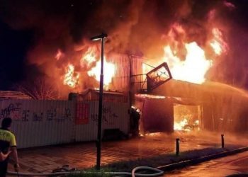 Ailesine kızdı, konutu ateşe verdi: 8 ölü!