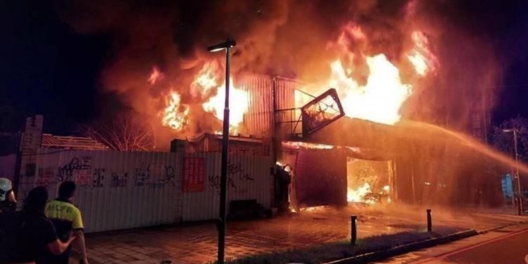 Ailesine kızdı, konutu ateşe verdi: 8 ölü!