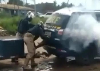 Brezilya’yı sarsan olay!  Polisin gaz bombası atıp zorla bagaja soktuğu siyah öldü