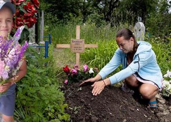 Elinde çiçeklerle fotoğrafını çekmişti… 6 yaşındaki oğlunu elleriyle gömdü