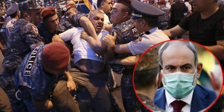 Ermenistan karıştı… Paşinyan’ın konutuna yürümek isteyen protestoculara sert müdahale!