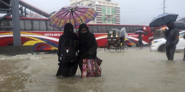 Hindistan ve Bangladeş’i muson yağmurları vurdu: 34 meyyit