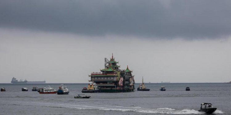 Hong Kong’un simgelerinden yüzen restoran Güney Çin Denizi’nde battı
