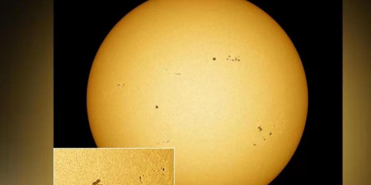 İngiltere’de bir fotoğrafçı, Memleketler arası Uzay İstasyonu’nun güneşin etrafındaki silüetini fotoğrafladı