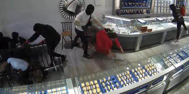 Jet suratında soygun! 1 dakikada 1 milyon dolar çaldılar