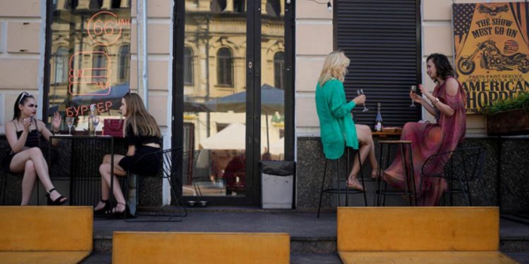 Kiev savaşa inat olağana dönüyor: Restoranlar, barlar doluyor, partiler düzenleniyor…