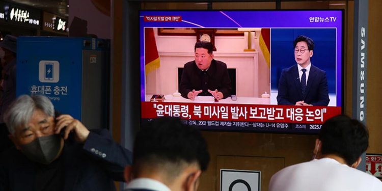 Kuzey Kore koronavirüs krizinin ortasında 3 yeni füze ateşledi!