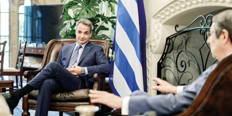 Miçotakis sesini kıstı