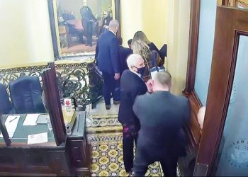 ‘Mıke Pence’i asın’ diyerek Kongre’yi  basmışlar