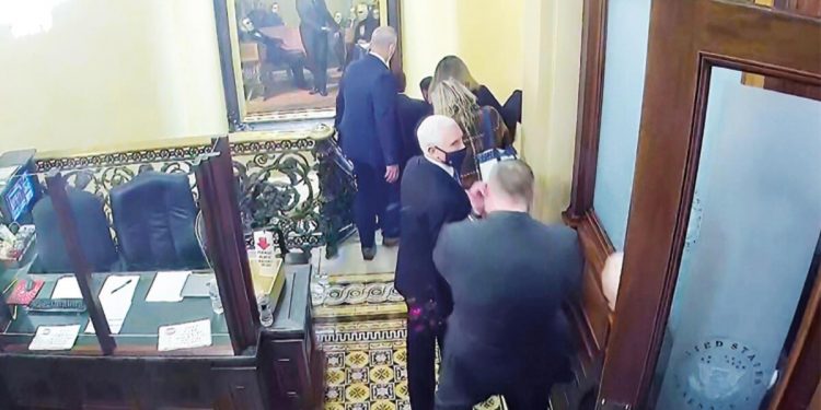 ‘Mıke Pence’i asın’ diyerek Kongre’yi  basmışlar