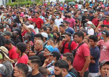 On binlerce göçmen ABD hududuna yürüyor