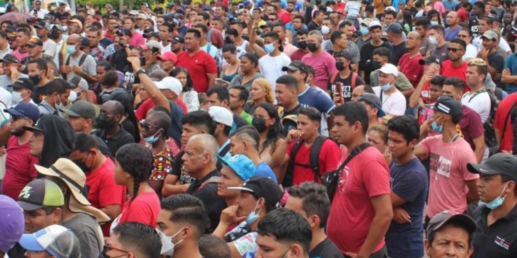 On binlerce göçmen ABD hududuna yürüyor