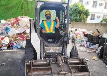 Paklık çalışanları koronavirüse yakalanınca çöpleri belediye lideri topladı