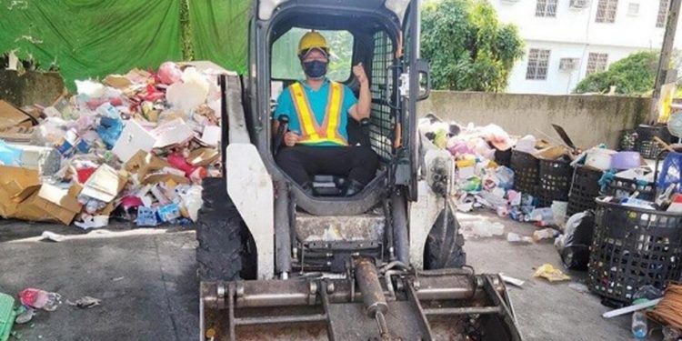 Paklık çalışanları koronavirüse yakalanınca çöpleri belediye lideri topladı