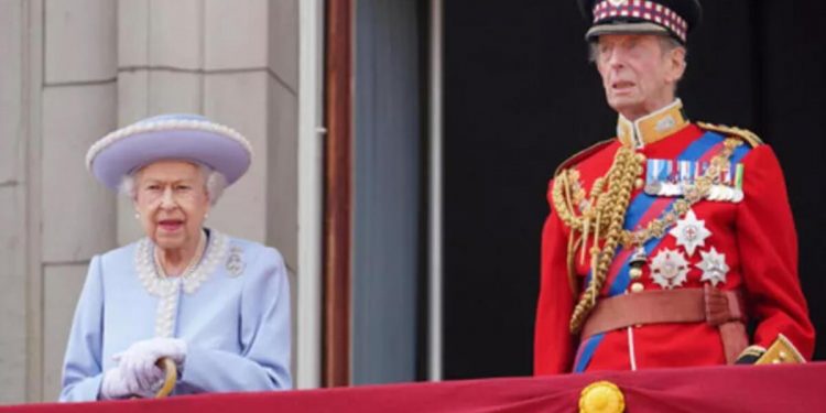 Rusya İngiltere ile dalga geçti! ‘Kraliçe’nin kutlaması için para buldular’
