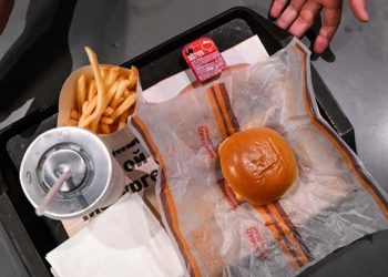 Rusya’da kapanan McDonald’s restoranları yeni ismiyle tekrar açıldı
