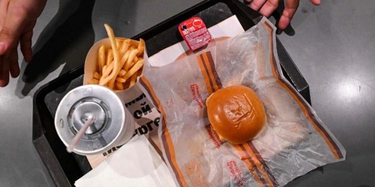 Rusya’da kapanan McDonald’s restoranları yeni ismiyle tekrar açıldı