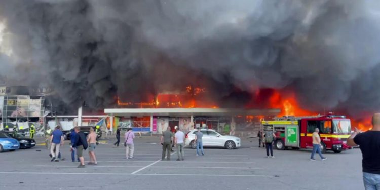 Son dakika… Zelenski açıkladı: Rusya, Ukrayna’da bir AVM’yi vurdu!