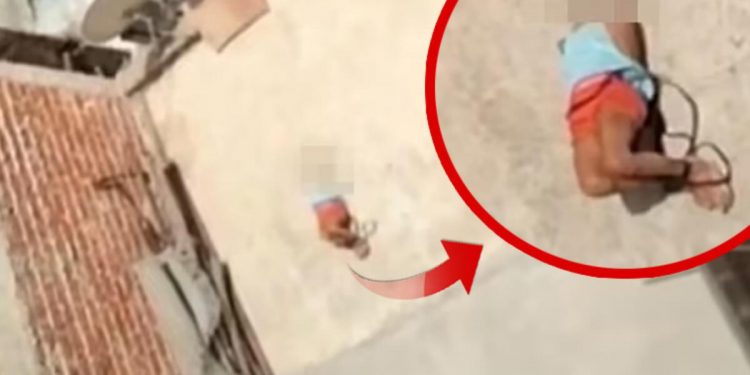 Toplumsal medya acımasız anneyi konuşuyor! 5 yaşındaki kızını ellerini bağlayıp çatıya bıraktı