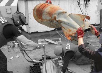 Ukrayna’da dikkat çeken manzara: 9 katlı binanın çatısındaki bomba vinçle çıkarıldı