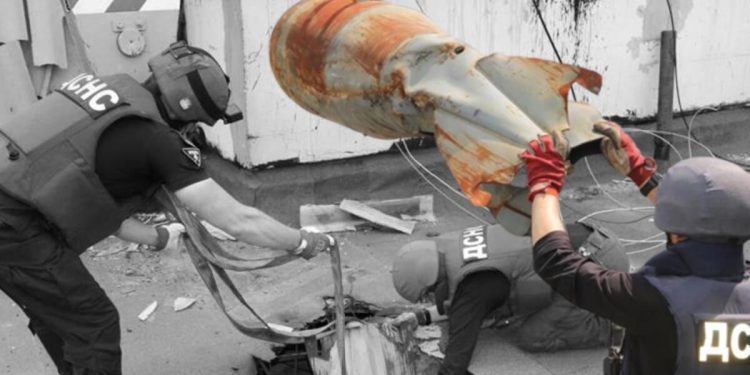 Ukrayna’da dikkat çeken manzara: 9 katlı binanın çatısındaki bomba vinçle çıkarıldı