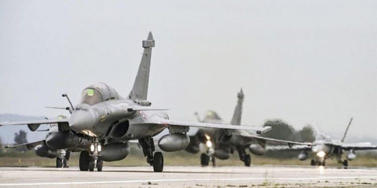 Yunan amiral uçtu: Boğaz köprülerini vururuz