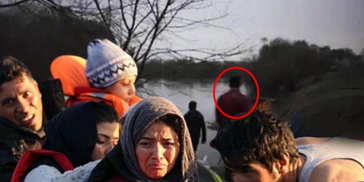 Yunanistan’ın sığınmacılara ettiği eziyet dünya basınında manşet oldu!