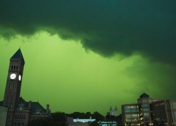 ABD’de farklı görüntü! Gökyüzü yeşile döndü