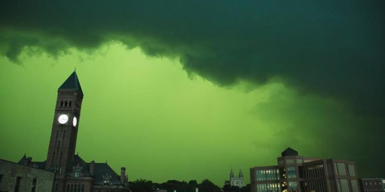 ABD’de farklı görüntü! Gökyüzü yeşile döndü