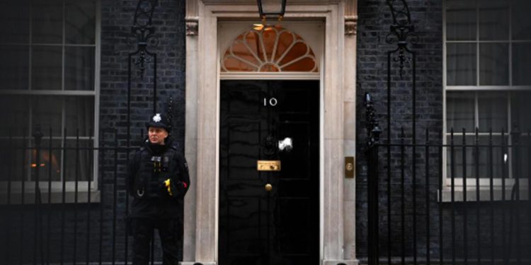 İngiltere’de peş peşe iki istifa: Sıhhat Bakanı ve Maliye Bakanı misyonu bıraktı