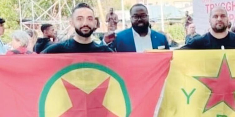 İsveç hükümetini panikleten poz: PKK/YPG destekçisi vekilleri uyardılar