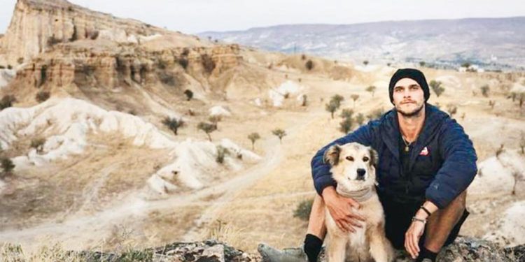 Köpeğiyle dünyayı turladı