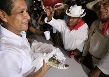 Meksika’da asırlık gelenek! Belediye lideri timsahla evlendi…