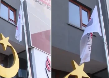 Zafer Partisi, Öcalan’ın çağrısına parti bayrağını yarıya indirerek reaksiyon gösterdi