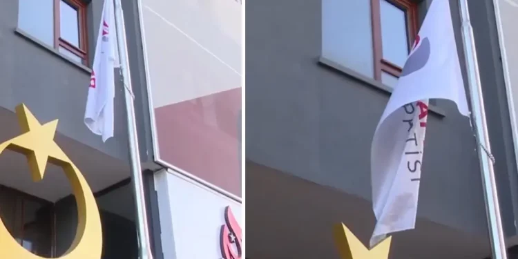 Zafer Partisi, Öcalan’ın çağrısına parti bayrağını yarıya indirerek reaksiyon gösterdi