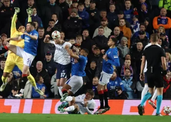 Fenerbahçe penaltılarla elendi, hakemin kararları maçın önüne geçti